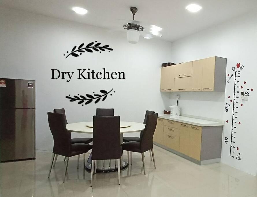 Sakura 4 Bedrooms 14pax- Eaton Hills Padang Kerbau