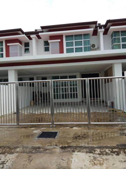 Sakura 4 Bedrooms 14pax- Eaton Hills Padang Kerbau Holiday home *