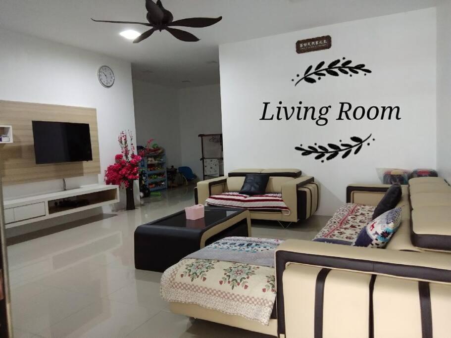 Holiday home Sakura 4 Bedrooms 14pax- Eaton Hills Padang Kerbau